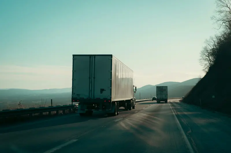 Camion cu semiremorca pe autostrada, la apus