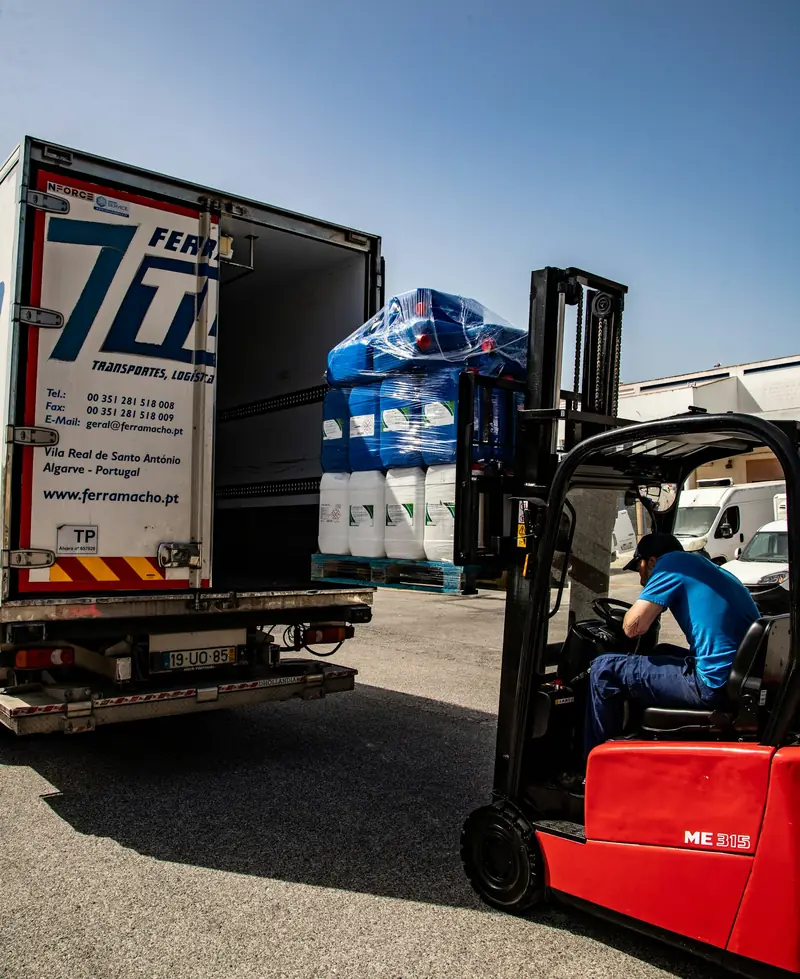 Stivuitor care incarca paleti intr-un camion