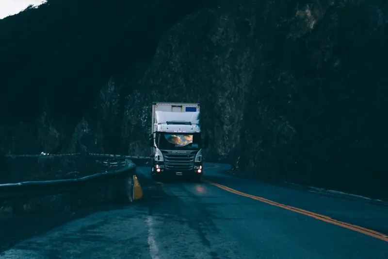 Camion pe un drum de munte, la lasarea serii